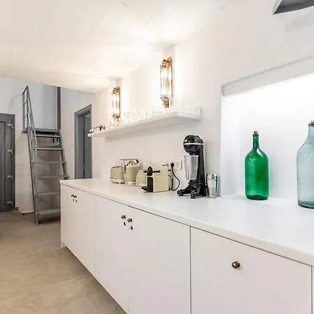 Melania Villa Melanes